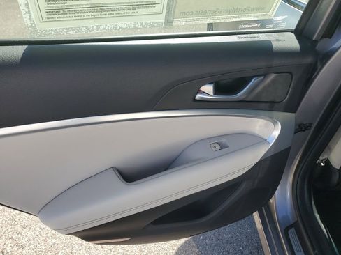 Used 2025 Genesis G70 2.5T image 16