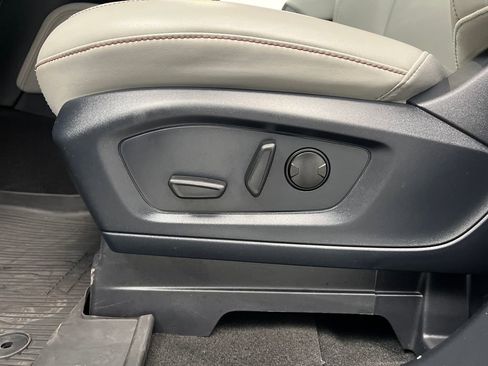 Used 2025 Ford Explorer Active w/ Active Comfort Package image 10