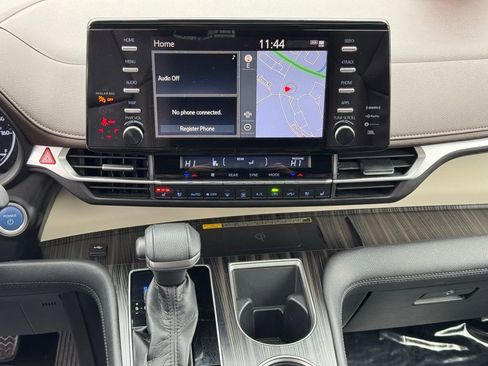 Certified 2021 Toyota Sienna Platinum image 25