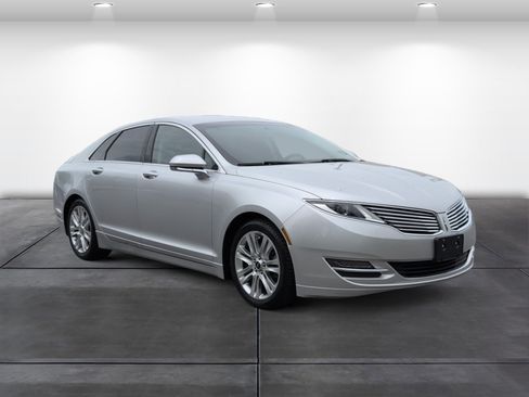 Used 2016 Lincoln MKZ FWD image 2