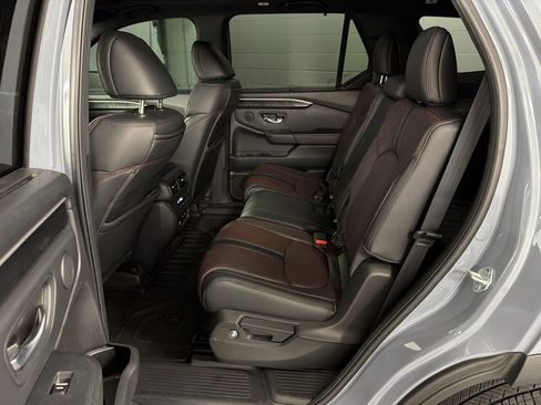 Certified 2025 Honda Pilot Black Edition image 23