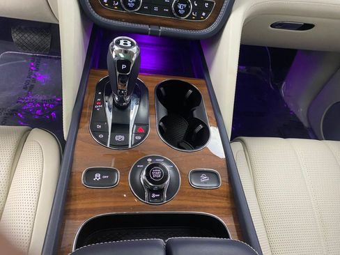 Used 2024 Bentley Bentayga image 30