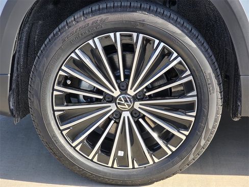 New 2025 Volkswagen Taos SE image 8
