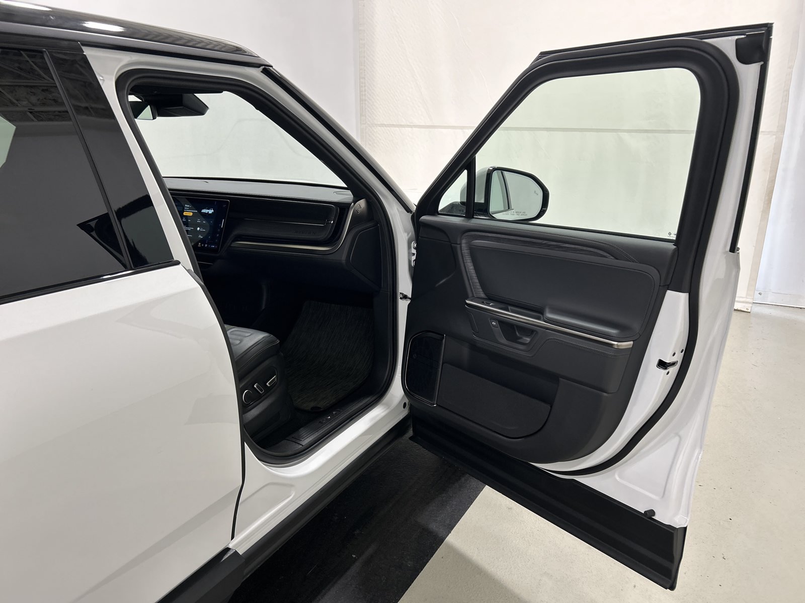 Used 2025 Rivian R1S Adventure Dual AWD/4WD image 18