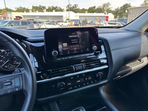 Used 2025 Nissan Pathfinder SV FWD image 14