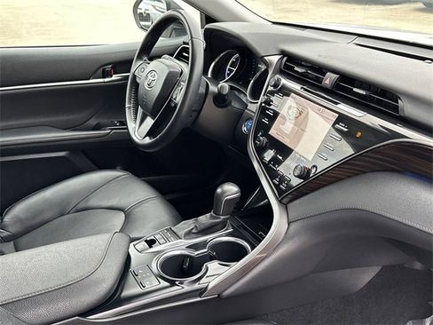 Used 2020 Toyota Camry XLE image 12