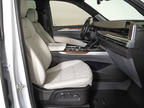 Used 2026 Cadillac Escalade Platinum Luxury w/ LPO, Floor Liner Package AWD/4WD image 9