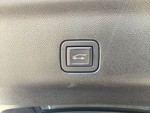 Used 2024 GMC Yukon Denali w/ Advanced Technology Package AWD/4WD image 9