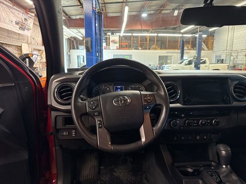 Used 2016 Toyota Tacoma TRD Off-Road image 13