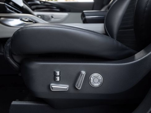 Used 2025 Lincoln Nautilus Reserve AWD/4WD image 23