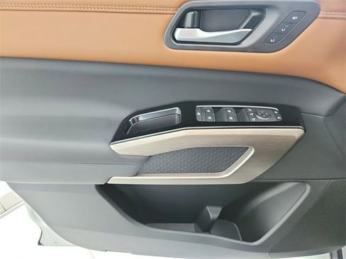 Used 2025 Nissan Pathfinder Platinum w/ Black Appearance Package image 40