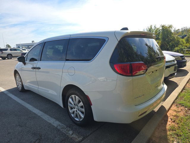 Used 2018 Chrysler Pacifica L FWD image 3