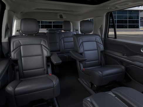 New 2025 Lincoln Navigator Reserve AWD/4WD image 11