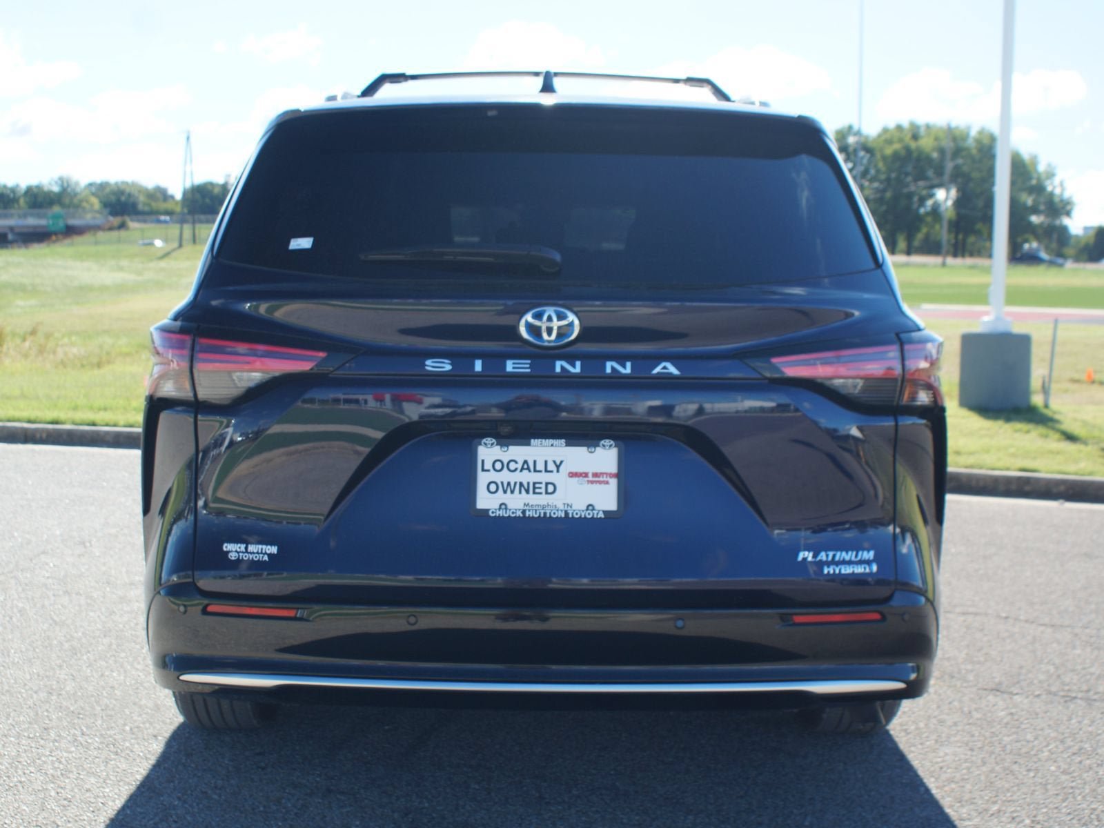 Used 2023 Toyota Sienna Platinum FWD image 3