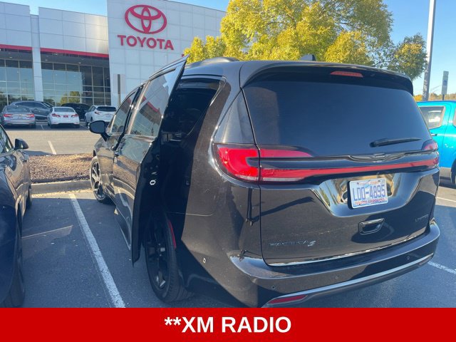 Used 2024 Chrysler Pacifica Limited w/ Uconnect Theater Family Group FWD image 7