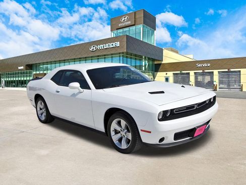 Used 2023 Dodge Challenger SXT image 3