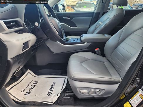 Used 2020 Toyota Highlander XLE image 29