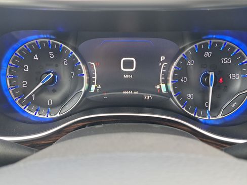 Used 2023 Chrysler Pacifica Limited FWD image 19