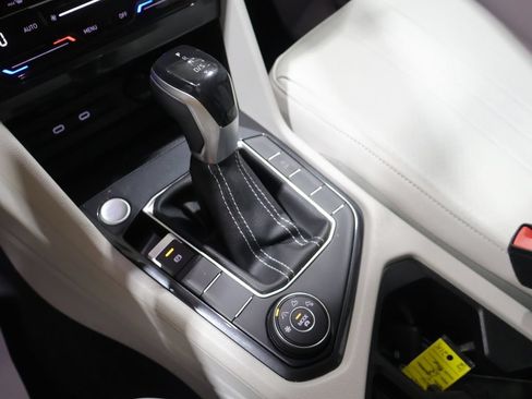 Used 2022 Volkswagen Tiguan SE w/ Panoramic Sunroof Package AWD/4WD image 27