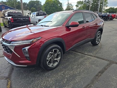 Used 2024 Chevrolet Trax LT w/ Driver Confidence Package image 2