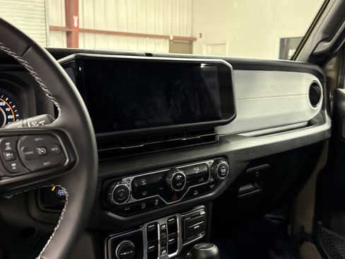 Used 2025 Jeep Gladiator Willys image 9