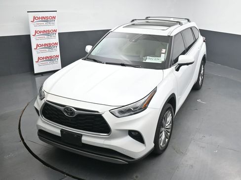 Used 2023 Toyota Highlander Platinum image 12
