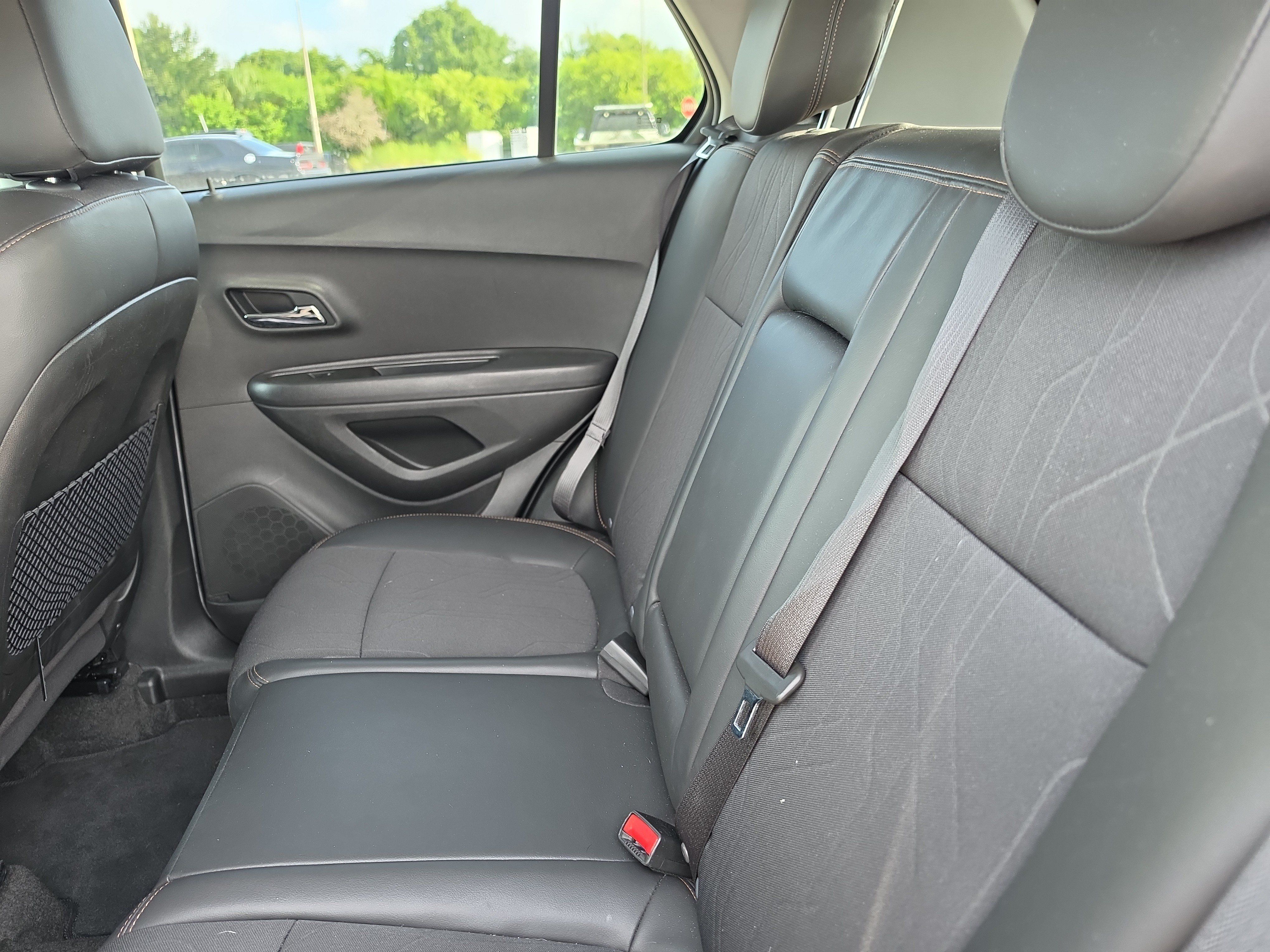 Used 2020 Chevrolet Trax LT w/ LT Convenience Package FWD image 12
