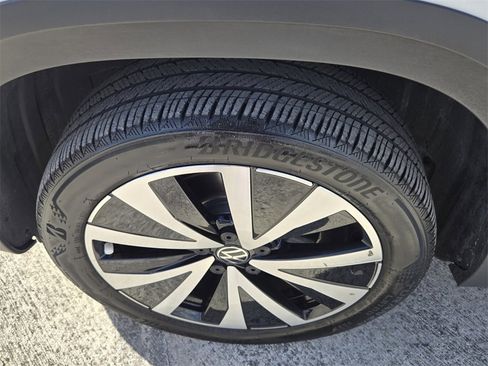 Certified 2024 Volkswagen Taos SE image 10