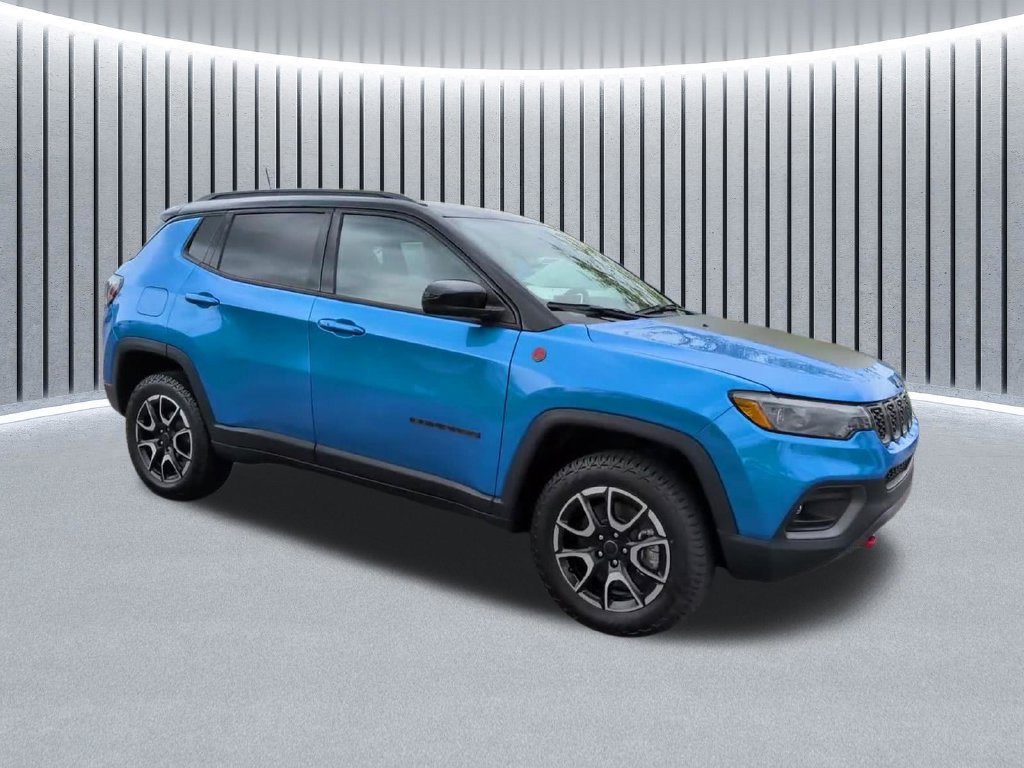Used 2025 Jeep Compass Trailhawk w/ Trailhawk Elite Group AWD/4WD image 2