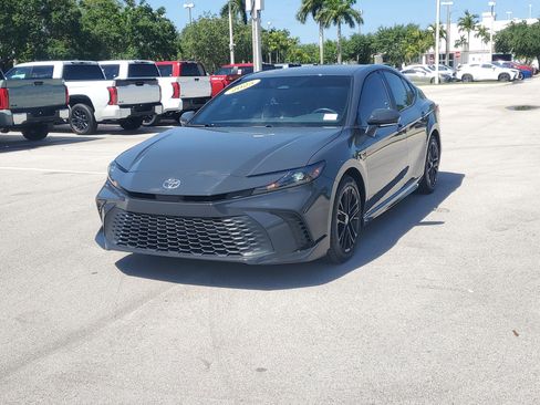Used 2025 Toyota Camry SE image 7