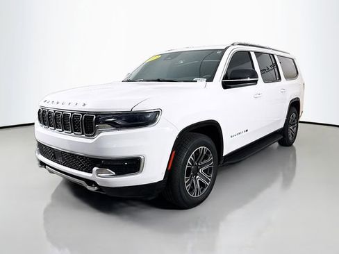 Used 2023 Jeep Wagoneer L Series II w/ HD Trailer Tow Package AWD/4WD image 3