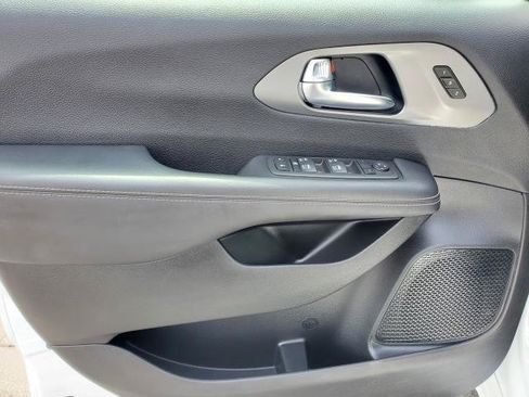 Used 2025 Chrysler Pacifica Select FWD image 19