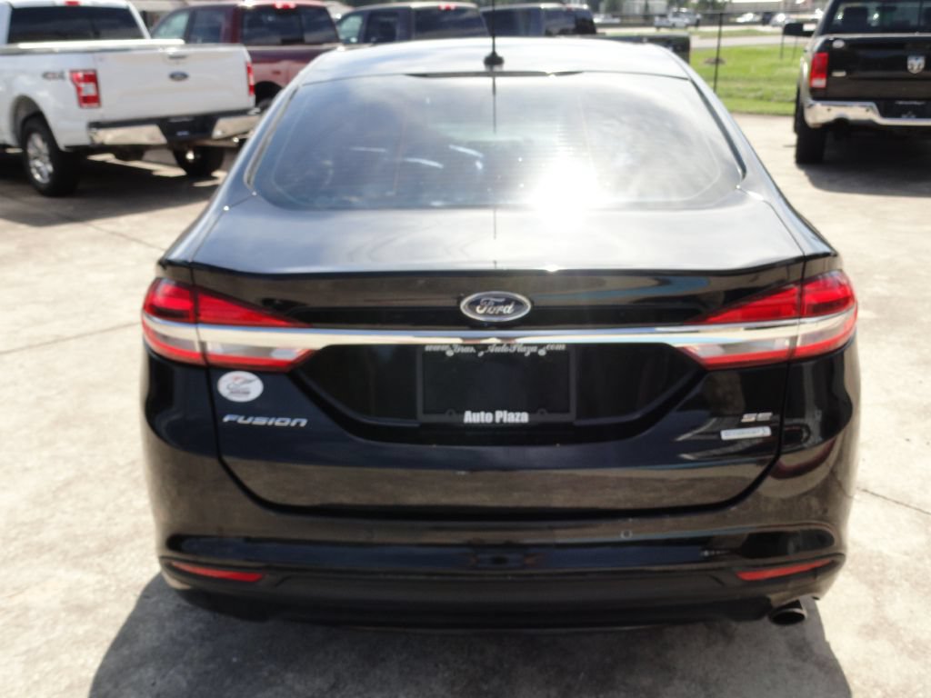 Used 2018 Ford Fusion SE w/ Fusion SE Technology Package FWD image 4