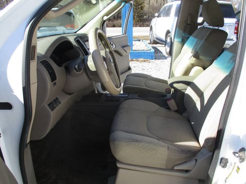 Used 2010 Nissan Frontier SE image 15