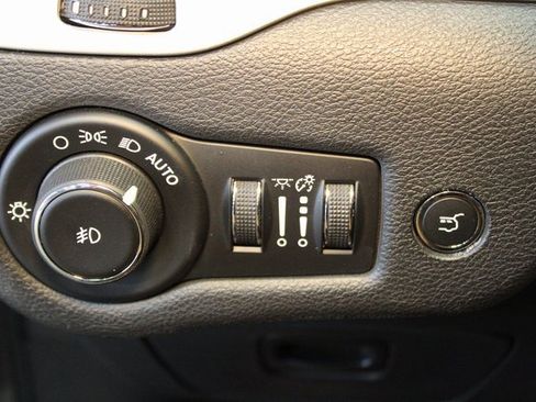 Used 2016 Jeep Cherokee Trailhawk w/ Comfort & Convenience Group image 21