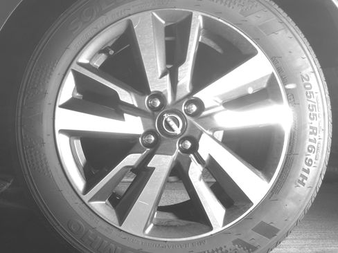 Used 2025 Nissan Versa SV FWD image 14