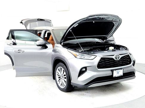 New 2026 Toyota Highlander Platinum image 9