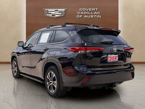 Used 2020 Toyota Highlander XLE AWD/4WD image 3
