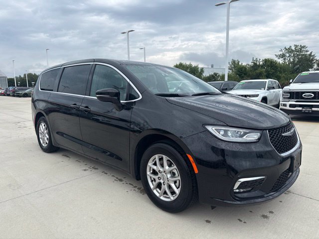 Used 2025 Chrysler Pacifica Select FWD image 2