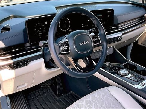 Used 2025 Kia Carnival SX FWD image 5