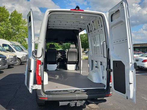 Used 2025 Mercedes-Benz Sprinter 2500 image 8