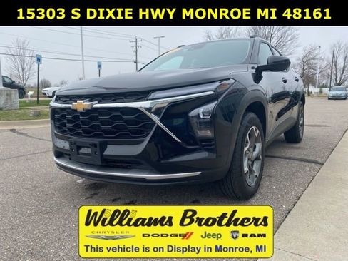 Used 2025 Chevrolet Trax LT FWD image 1