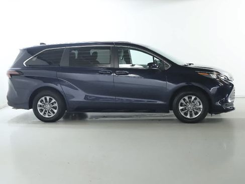 Used 2026 Toyota Sienna LE AWD/4WD image 11