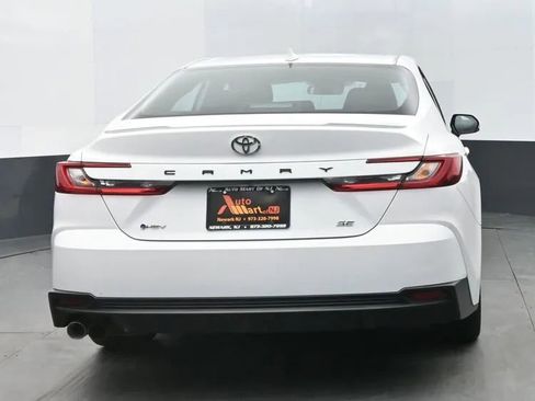 Used 2025 Toyota Camry SE image 8