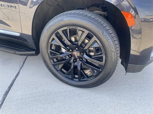 Used 2023 GMC Yukon SLT w/ SLT Premium Package image 4