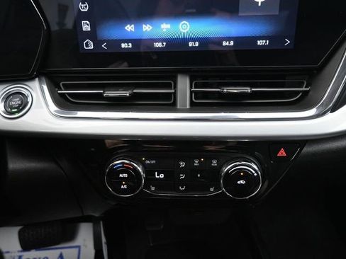 Used 2025 Chevrolet Trax LT w/ LT Convenience Package image 18