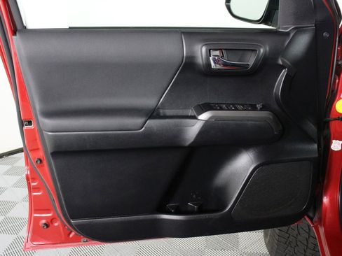 Used 2022 Toyota Tacoma TRD Off-Road w/ Technology Package AWD/4WD image 17