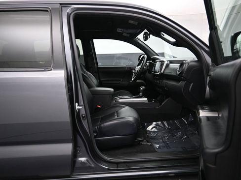 Used 2022 Toyota Tacoma Limited image 29