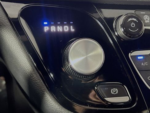 Used 2024 Chrysler Pacifica Touring FWD image 24