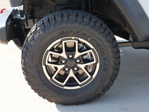 New 2025 Jeep Wrangler Unlimited Rubicon w/ Convenience Group image 17